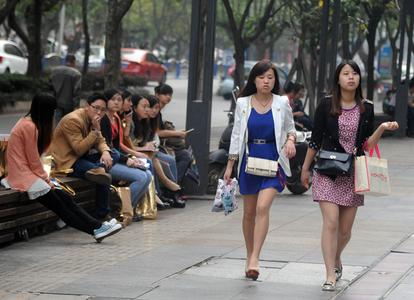 女子劝阻大爷路边抽烟不成动手打人